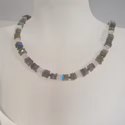 Halsband med tunna skivor av labradorit och rosenkvarts
