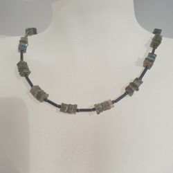Halsband med tunna skivor av labradorit och hematit