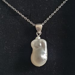 Vit barockpärla med silverhänge och kedja