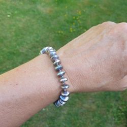 Armband med silver pastelltonade pärlor