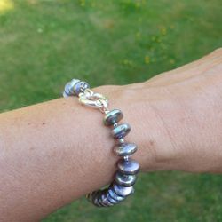 Armband med silver pastelltonade pärlor