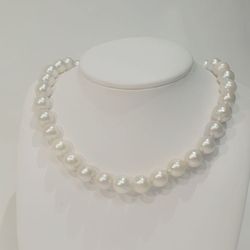 Pärlcollier med stora vita pärlor och silverlås
