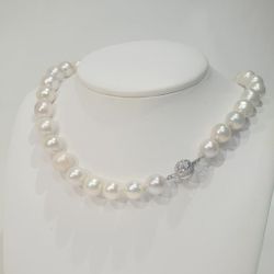 Pärlcollier med stora vita pärlor och silverlås