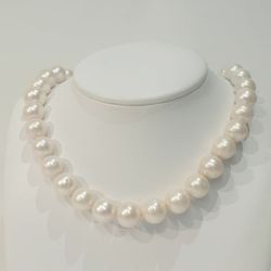 Magnifik collier med vita pärlor 12-13 mm