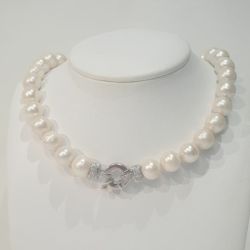 Magnifik collier med vita pärlor 12-13 mm