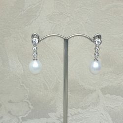 Vita droppformade pärlor med cubic zircon