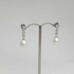 Vita droppformade pärlor med cubic zircon