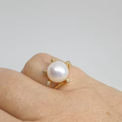 Förgylld ring i nickelfritt silver med stor vit odlad pärla