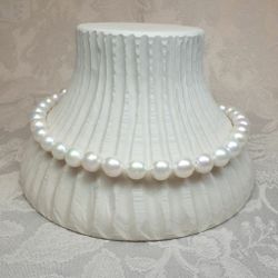 Vacker pärlcollier med stora vita pärlor och elegant silverlås