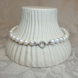 Vacker pärlcollier med stora vita pärlor och elegant silverlås