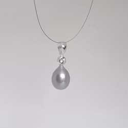 Pärldroppe silvergrå 9x12 mm med stor ögla i silver