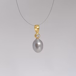 Pärldroppe silvergrå 9x12 mm med stor förgylld ögla i silver