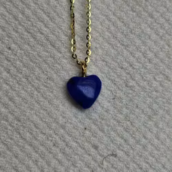 Halsband med förgylld silverkedja och hjärta i lapis lazuli