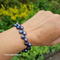 Armband med blå pärlor på resår