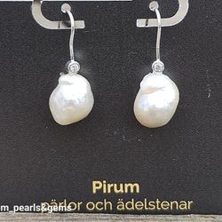 Vackra vita barockpärlor på silverkrok