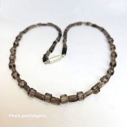 Halsband med fasettslipad rökfärgad kvarts