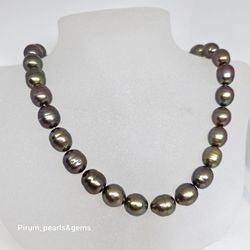 Pärlhalsband med stora gröna pärlor och magnetlås i silver