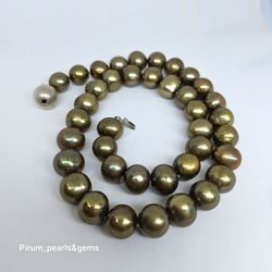 Halsband med olivgröna pärlor och silverlås