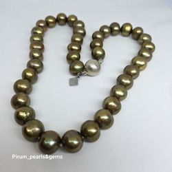 Halsband med olivgröna pärlor och silverlås