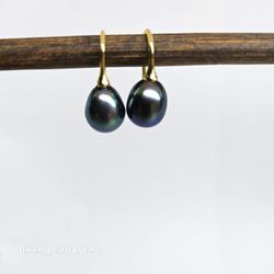 Gröna droppformade pärlor 7,5 mm på förgylld silverkrok