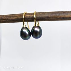 Gröna droppformade pärlor 7,5 mm på förgylld silverkrok