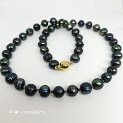 Halsband med gröna pärlor och små fasettslipade jaspis