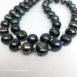 Halsband med gröna pärlor och små fasettslipade jaspis