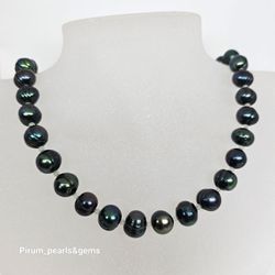 Halsband med gröna pärlor och små akvamarin