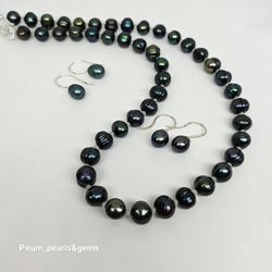 Halsband med gröna pärlor och små akvamarin