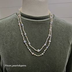 Dubbelradigt pärlcollier med vita,blå och guld japanska pärlor