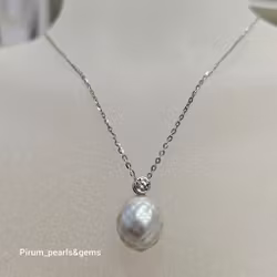 Smyckeset med fasettslipade grå pärlor och silver