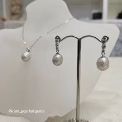 Smyckeset med fasettslipade grå pärlor och silver