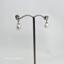 Klassisk vit droppformad pärla 6 mm på silverstift