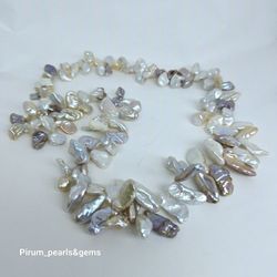 Halsband med stora ljusa naturfärgade pärlor och magnetlås