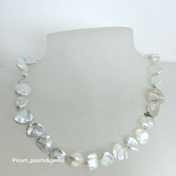 Halsband med vita platta pärlor med silverlyster