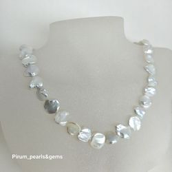 Halsband med vita platta pärlor med silverlyster