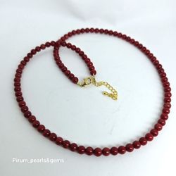Halsband med röd korall 4mm med förgyllt silverlås