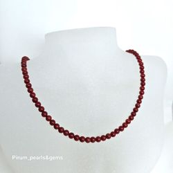 Halsband med röd korall 4mm med förgyllt silverlås
