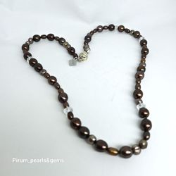 Halsband med mix bruna pärlor och bergskristall