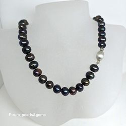 Vackert halsband blå-gröna pärlor 7,5-8 mm med silverlås