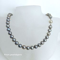 Halsband med silvergröna pärlor 8-8,5 mm med silverlås
