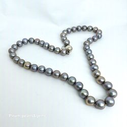 Halsband med silvergröna pärlor 8-8,5 mm med silverlås