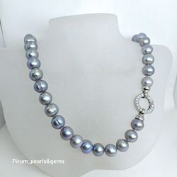 Halsband med silvergrå pärlor 10-11 mm och stort lås
