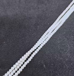 Utsökta små vita runda pärlor 2,5 mm