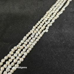 Vita ojämna små pärlor 3,5-4 mm