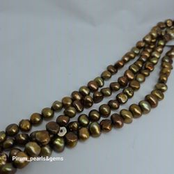 Ojämna guld-grön färgade pärlor ca 8-9 mm