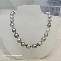 Halsband med exklusiva tahitipärlor och silverlås