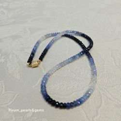 Halsband med safirer i graderade färger med 18K guldlås