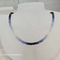 Halsband med safirer i graderade färger med 18K guldlås