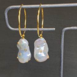 Stilfulla vita barock pärlörhängen med bling